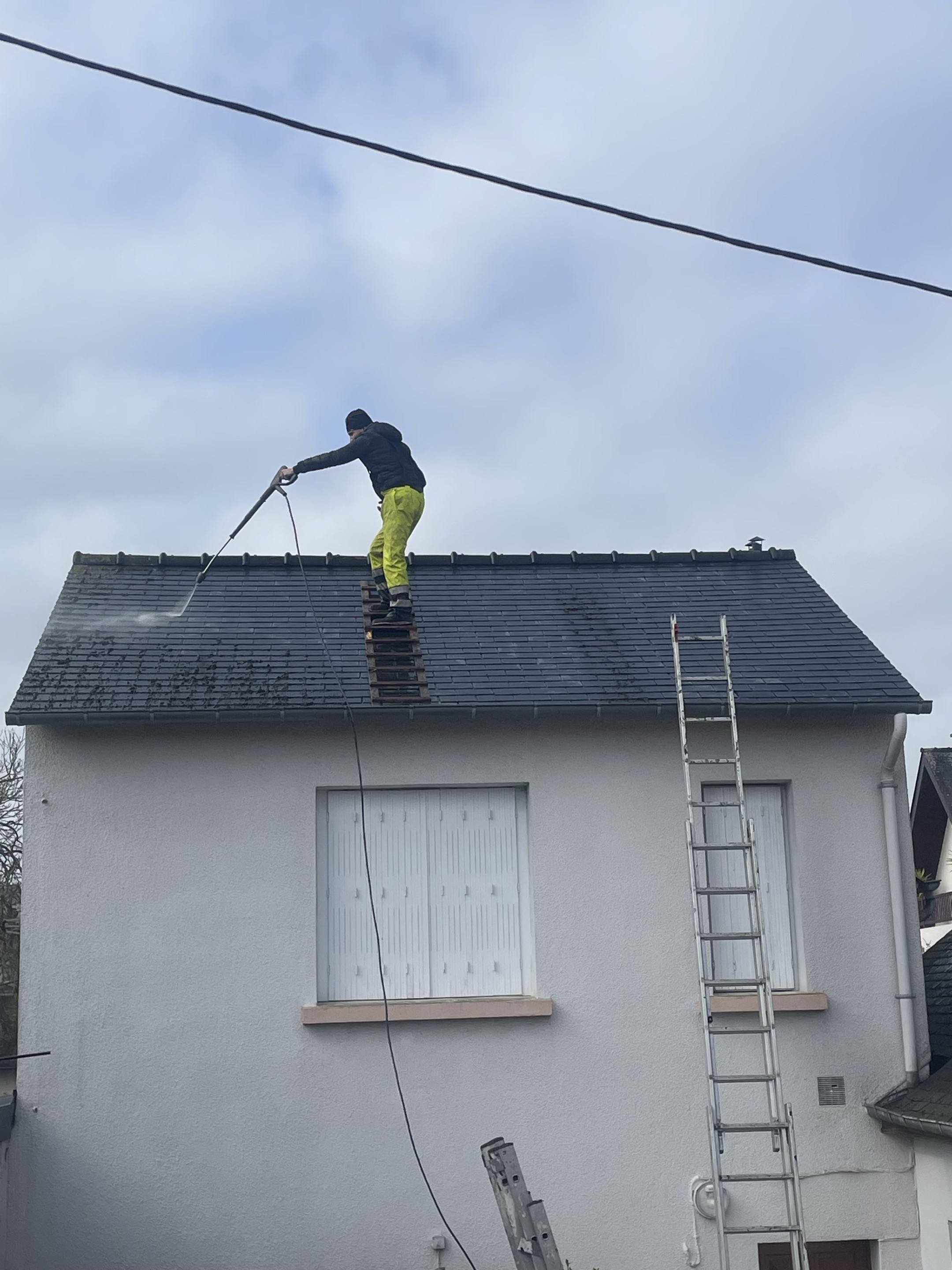 LD Clean — Couvreur en intervention sur une toiture en Bretagne